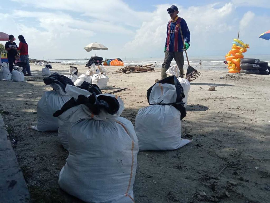 Wilayah perairan timur Lampung  di Kecamatan Labuhan Maringgai, Lampung Timur, Lampung, tercemar limbah minyak berasal dari kebocoran piapa bawa laut milik PT Pertamina Hulu Energi Offshore Southeast Sumatera, sejak Jumat (15/7/2022).