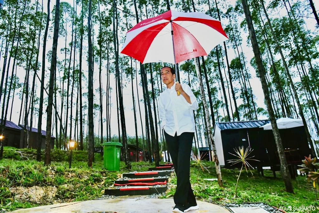 President Joko Widodo enjoyed the morning in the Capital City of Nusantara (IKN), East Kalimantan Province, Friday (2/24/2023). Last night, the President and Mrs. Iriana spent the night in the cabin prepared for Glamping at IKN.