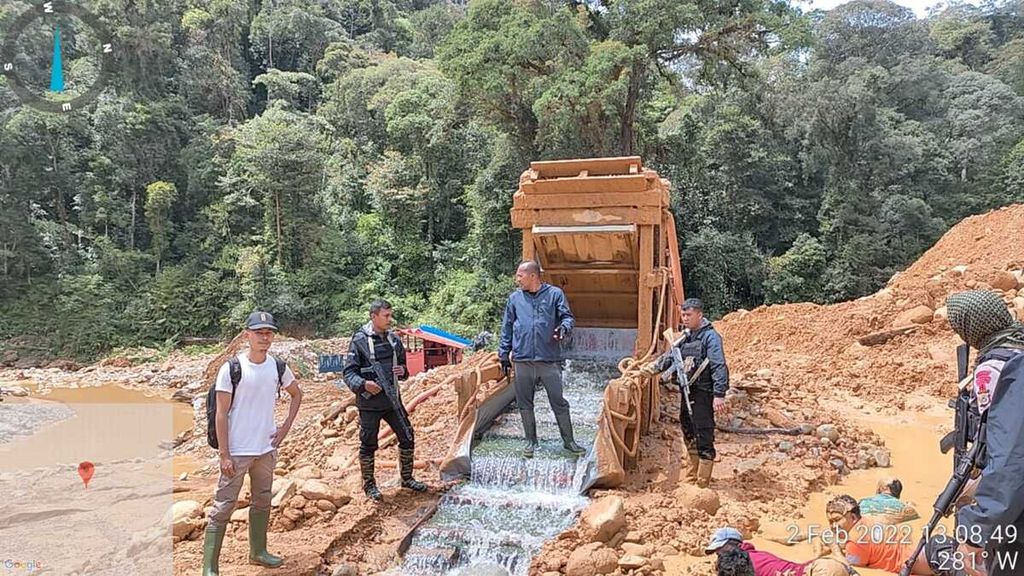 Polisi saat menindak aktivitas pertambangan emas ilegal di hutan lindung wilayah Kecamatan Geumpang, Kabupaten Pidie, Aceh, Rabu (2/2/2022). Polisi mengamankan 11 tersangka, dua alat berat, dan butiran emas. Aktivitas tambang ilegal masih marak sehingga memicu kerusakan alam.
