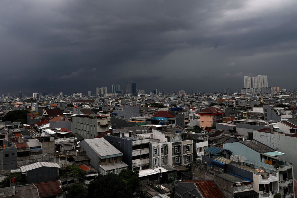 Awan hitam bergelayut di langit Jakarta jelang hujan, Kamis (9/6/2022). Hujan masih sering turun saat sudah memasuki musim kemarau. Menguatnya fenomena La Nina berpeluang mengakibatkan kemunduran musim kemarau di Indonesia.  
