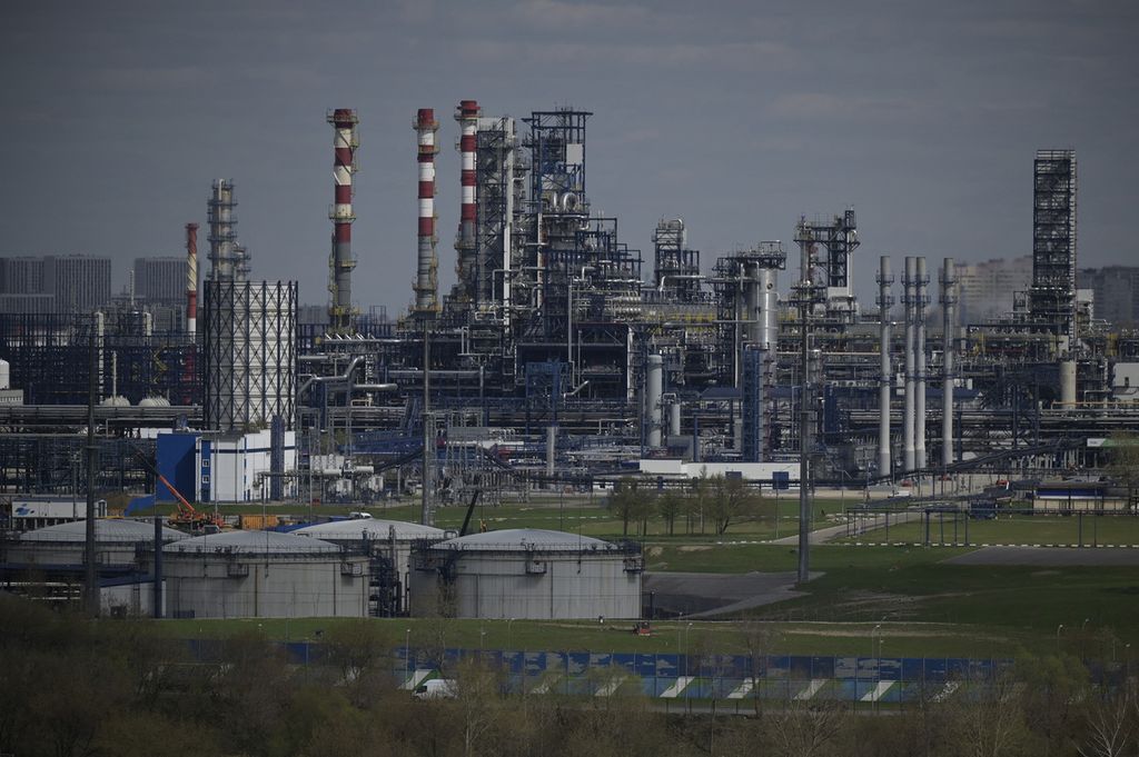 Instalasi pengolahan minyak milik perusahaan energi Rusia Gazprom di tenggara Moskwa, Rusia, 28 April 2022. UE memutuskan menjatuhkan sanksi baru, larangan impor minyak mentah dan sulingan Rusia mulai enam bulan ke depan. (Photo by Natalia KOLESNIKOVA / AFP)