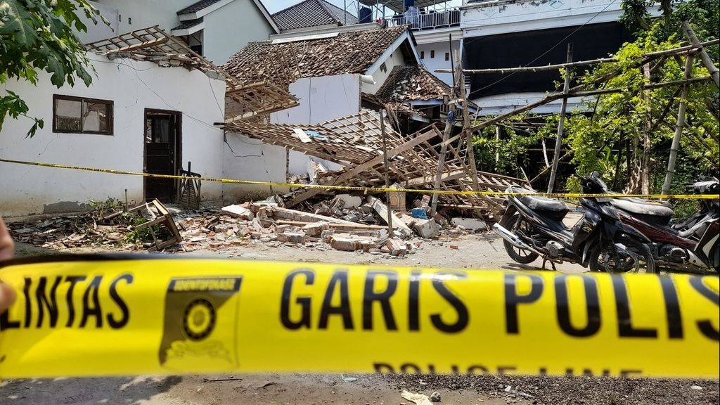 Sebuah rumah rusak dan dua lainnya terdampak akibat ledakan diduga akibat bahan petasan di Dusun Pulosari, Desa Sukosari, Kecamatan Kasembon, Kabupaten Malang, Jawa Timur, sebagaimana diabadikan, Minggu (12/3/2023).