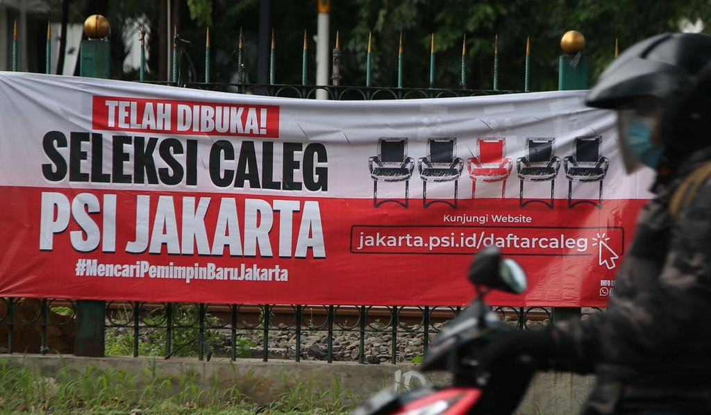 Sebuah partai politik melakukan pengumuman seleksi bakal calon legislatif untuk Pemilu 2024 melalui spanduk yang disebar di beberapa sudut kota seperti terlihat di kawasan Patal Senayan, Jakarta, Rabu (25/5/2022). 