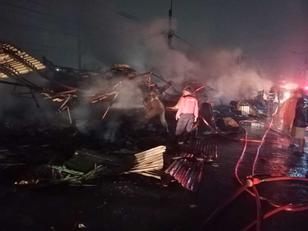Dinas Pemadam Kebakaran dan Penyelamatan Kota Depok memadamkan kebakaran Pasar Kemiri Muka, Kota Depok, Jawa Barat, Senin (2/5/2022) malam.