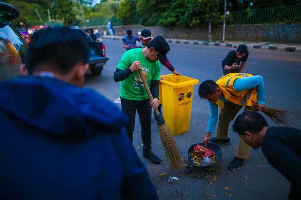 Wali Kota Bogor Bima Arya bersama para ASN menggantikan peran pasukan kuning membersihkan jalan di Kota Bogor, Senin (6/3/2023).