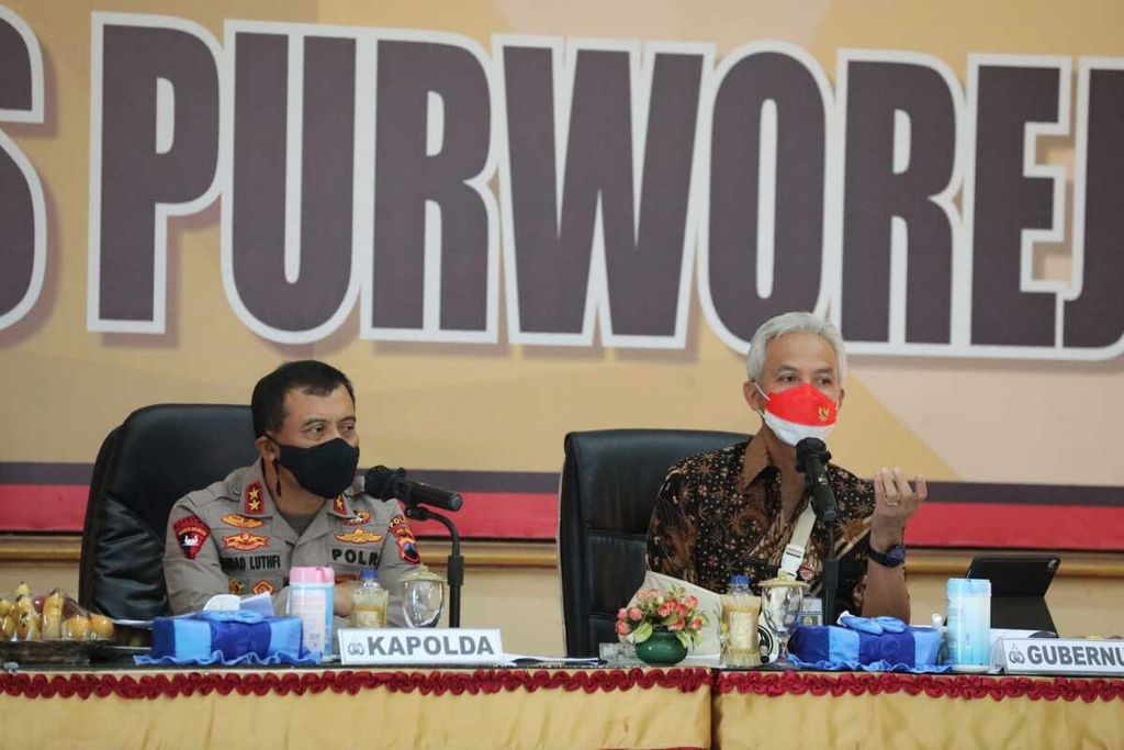 Gubernur Jawa Tengah Ganjar Pranowo (kanan) dan Kapolda Jateng Inspektur Jendral Ahmad Luthfi memberikan keterangannya di Purworejo, terkait kericuhan di Desa Wadas (9/2/2022).