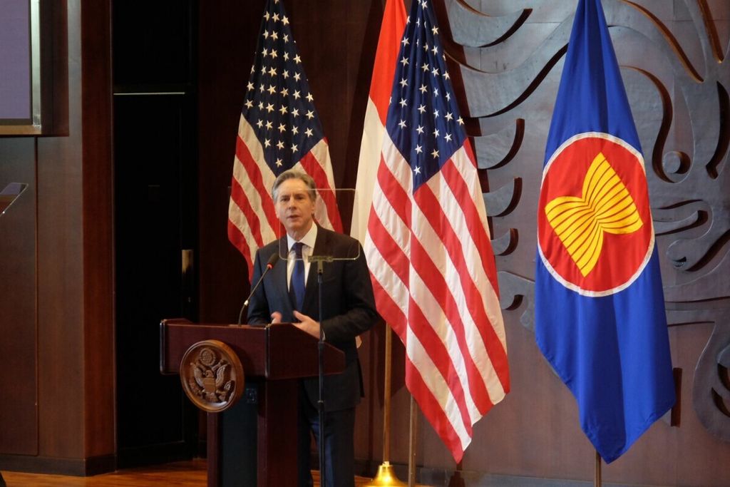 Menteri Luar Negeri Amerika Serikat, Antony Blinken, menyampaikan pidatonya tentang visi AS di Indo-Pasifik di Universitas Indonesia Convention Center di Kampus UI, Depok, Jawa Barat, Selasa (14/12/2021). 