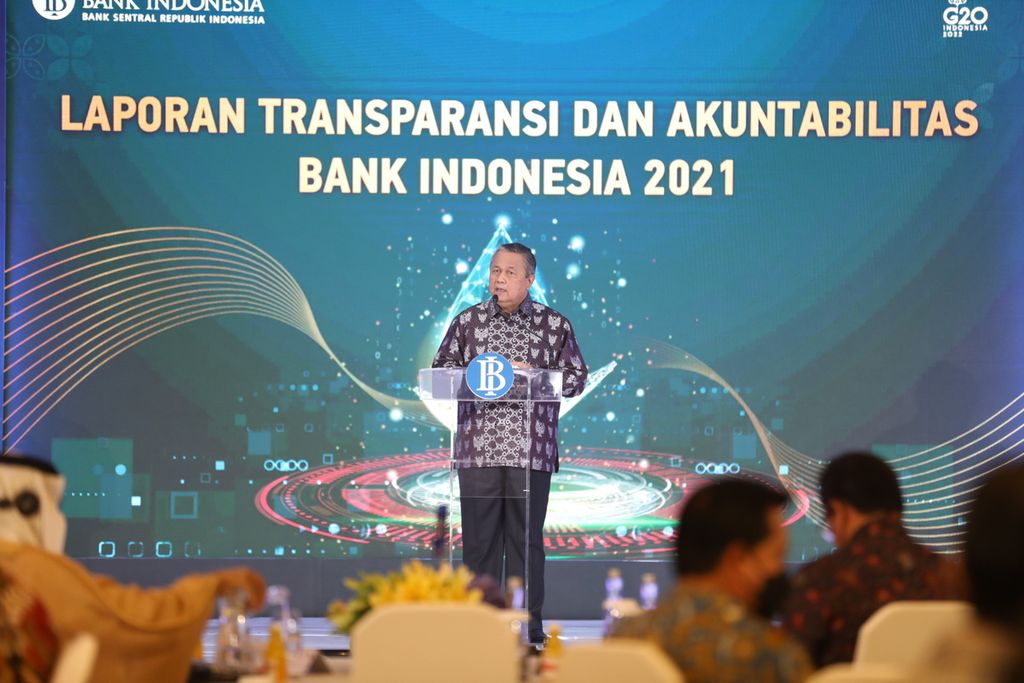 Gubernur Bank Indonesia Perry Warjiyo memberikan sambutan dalam peluncuran Laporan Perekonomian Indonesia (LPI), Laporan Tahunan Bank Indonesia (LTBI), serta Laporan Ekonomi dan Keuangan Syariah Indonesia (LEKSI) pada Rabu (26/1/2022) di Jakarta.