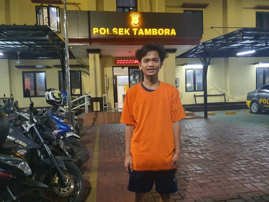 Salah seorang pelaku curanmor yang ditangkap di Polsek Tambora, Jakarta Barat, pada Kamis (8/12/2022).