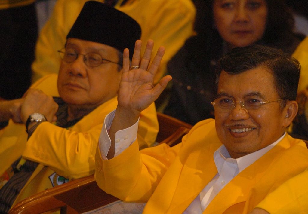 Jusuf Kalla terpilih sebagai Ketua Umum DPP Partai Golkarpada Munas VII Partai Golkar di Nusa Dua, Bali, Minggu(19/12/2004). Jusuf Kalla yang waktu itu sudah menjabat Wakil Presiden menggantikan Ketua Umum Golkar sebelumnya, Akbar Tandjung.