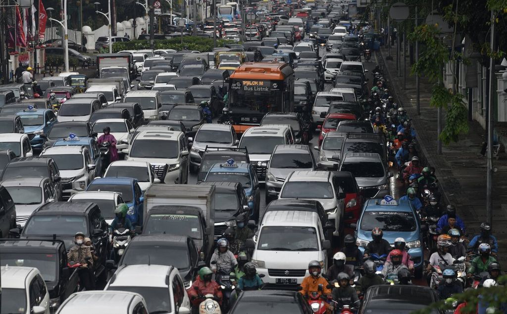Kendaraan terjebak kemacetan di kawasan Gambir, Jakarta, saat sejumlah ruas jalan ditutup karena unjuk rasa, Kamis (8/9/2022). Selain volume kendaraan yang terus bertambah dan mobilitas warga yang tinggi, penyebab kemacetan di Jakarta semakin kompleks. Kemacetan tidak hanya menambah polusi udara tetapi juga menyebabkan pemborosan bahan bakar.