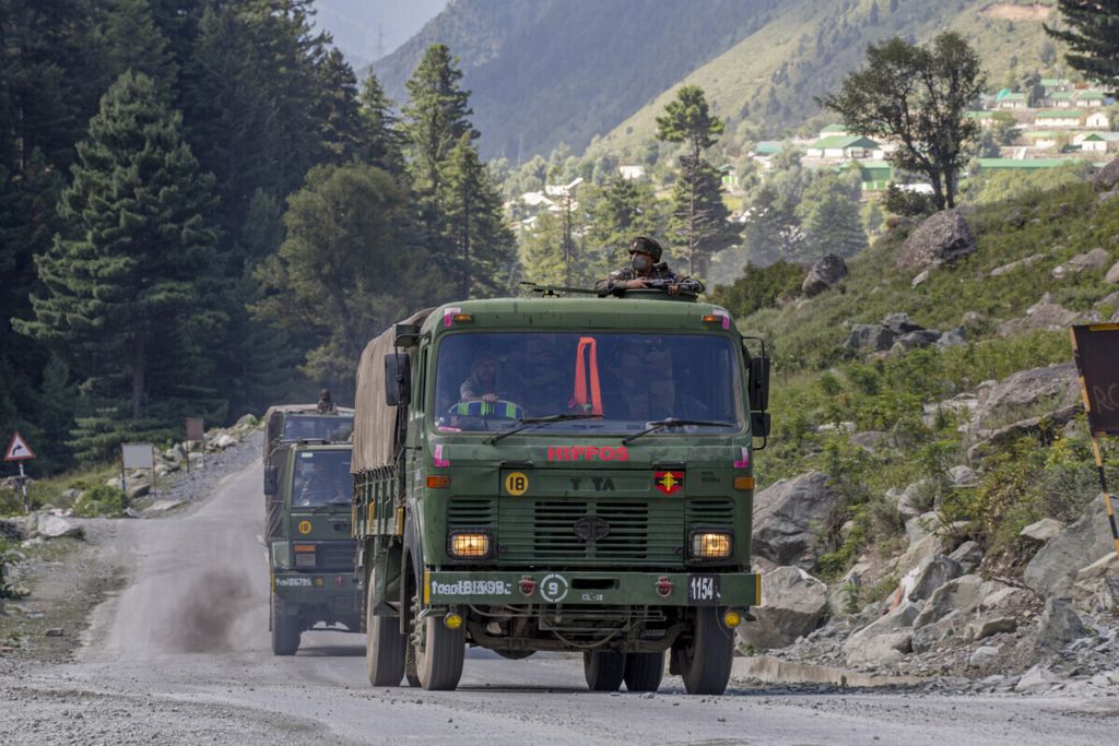 Konvoi tentara India bergerak di jalan raya Srinagar-Ladakh di Gagangeer, timur laut Srinagar, Kashmir, yang dikuasai India, 9 September 2020.