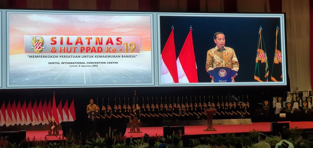 Presiden Joko Widodo menghadiri Silatnas dan Hari Ulang Tahun ke-19 Persatuan Purnawirawan TNI AD di Sentul International Convention Center, Kabupaten Bogor, Jumat (5/8/2022). 