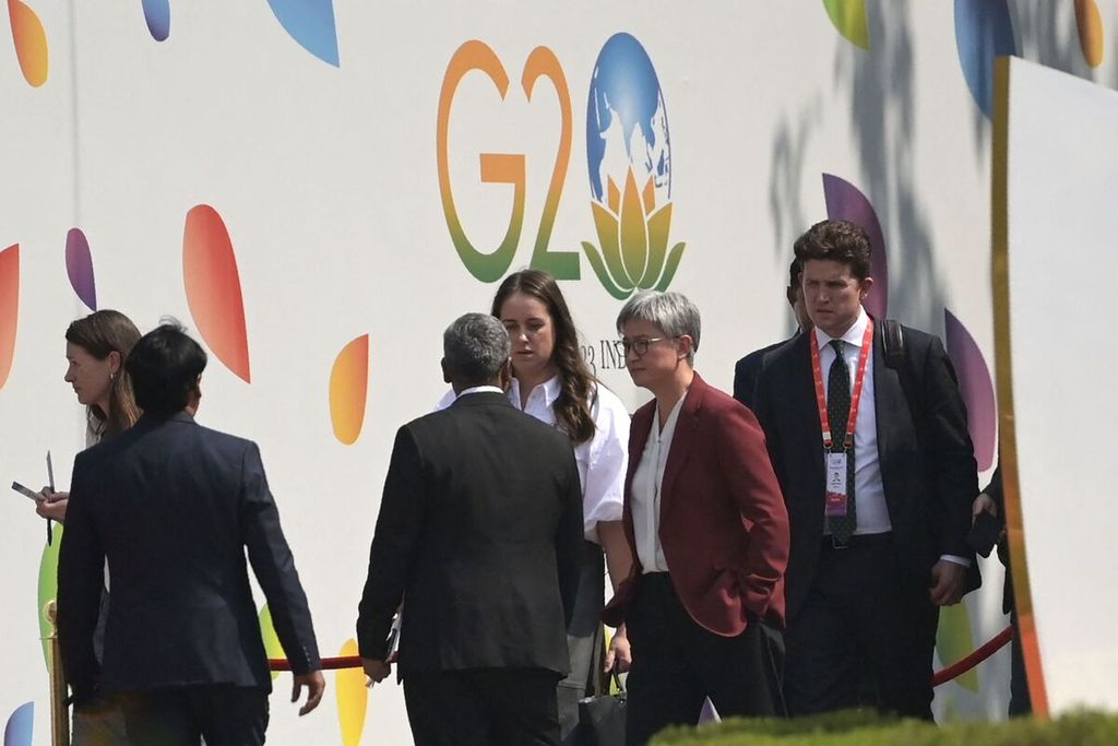 Menteri Luar Negeri Australia, Penny Wong (kedua dari kanan), tiba di lokasi pertemuan Menteri Luar Negeri negara anggota G20, yang digelar Kamis (2/3/2023) di New Delhi, India.