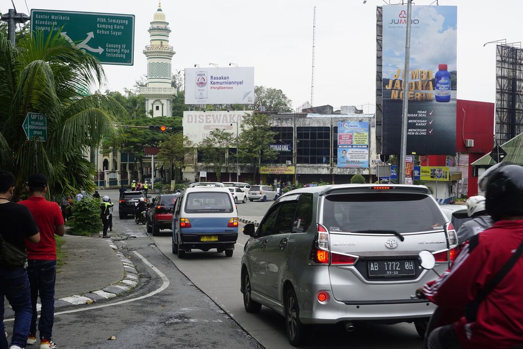 Suasana Kilometer 0 Jalan Soekarno-Hatta yanag terlihat menurun, di Simpang Muara Rapak, Kota Balikpapan, Kalimantan Timur, Minggu (23/1/2022). Ini adalah lokasi kecelakaan maut pada Jumat (21/1) yang mengakibatkan 4 orang tewas dan 31 orang luka-luka.