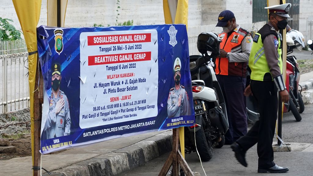 Sebuah spanduk berisi informasi sosialisasi pelaksanaan ganjil genap yang terpasang di sekitar pos polisi Tamansari di Jalan Gajahmada, Jakarta Barat, Senin (6/6/2022). 