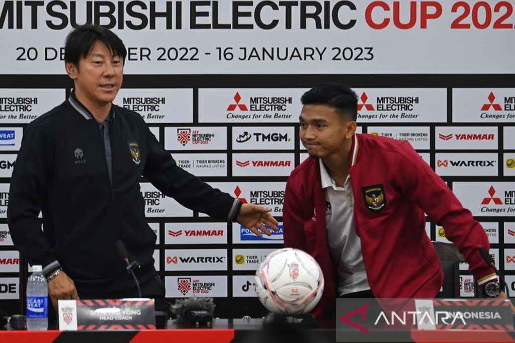 Indonesian National Team coach Shin Tae-yong (left) accompanied by national team player Dendy Sulistyawan (right) leaves after delivering a statement to journalists in a press conference ahead of the second leg of the 2022 AFF Cup semi-final at the Vietnam Football Federation (VFF) building, Hanoi , Sunday (8/1/2023).