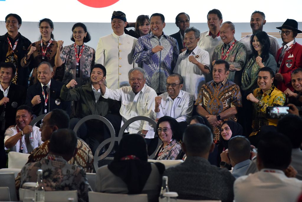 Ketua Komite Olimpiade Indonesia (KOI) Raja Sapta Oktohari dan para anggota KOI berfoto bersama seusai pembukaan Rapat Anggota KOI 2023 di Hotel Fairmont, Jakarta, Senin (6/3/2023). 