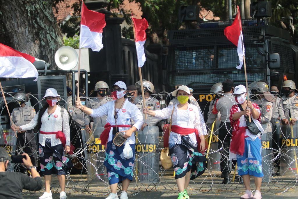 Aliansi Malang Bersatu yang terdiri dari berbagai kelompok ormas di Malang, Selasa (13/10/2020), berunjuk rasa menentang vandalisme termasuk dalam unjuk rasa. Mereka menyerukan kebebasan berpendapat yang konstitusional, tidak merugikan masyarakat umum, dan tetap menjaga persatuan dan keutuhan NKRI.