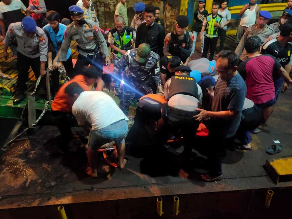 Korban dievakuasi dari kejadian mobil tercebur di Dermaga II, Pelabuhan Merak, Banten, Jumat (23/12/2022). Mobil itu berisikan pasangan yang hendak menyeberang dari Merak ke Bakauheni.
