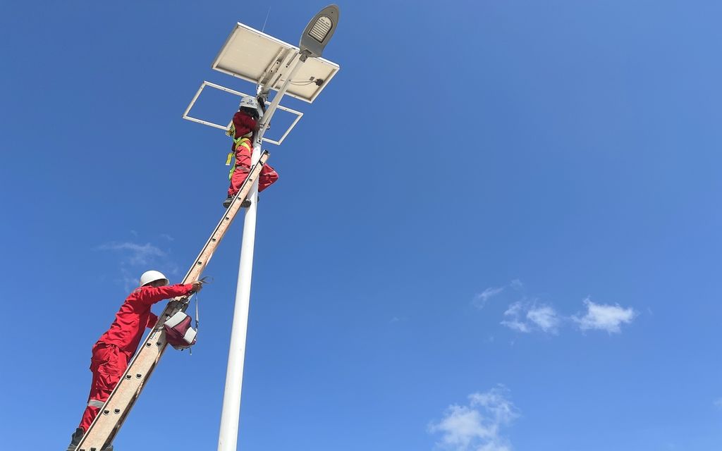 Petugas melakukan perawatan panel surya lampu penerang di Kuta Beach Park, Kawasan Ekonomi Khusus Mandalika, Kuta, Pujut, Lombok Tengah, Nusa Tenggara Barat, Kamis (28/7/2022). 