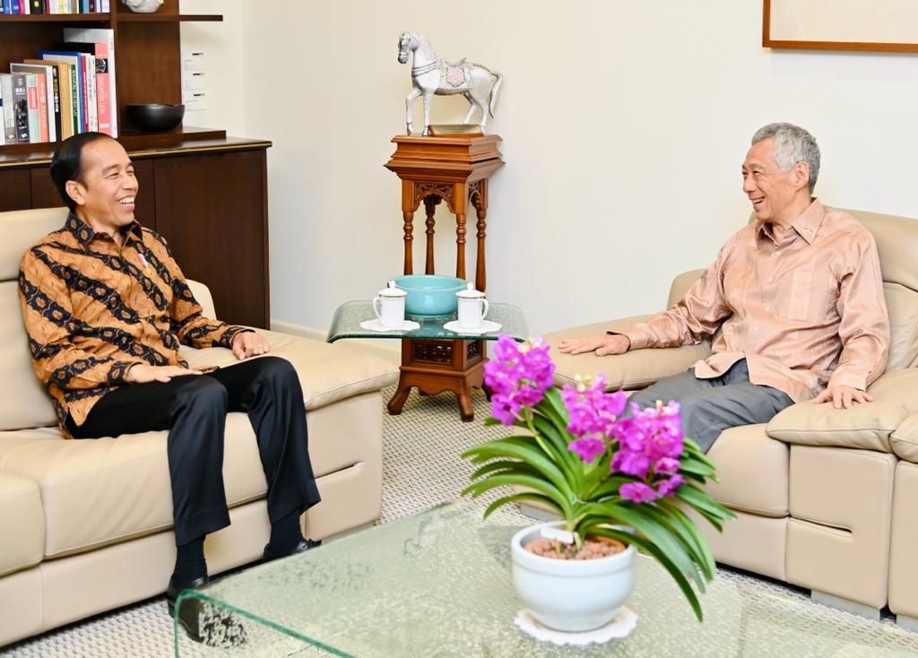 Presiden Joko Widodo dan Perdana Menteri Singapura Lee Hsien Loong melakukan pertemuan informal sebelum menggelar pertemuan bilateral, Kamis (16/3/2023). Kerja sama kedua negara dan kondisi kawasan dibahas dalam pertemuan ini.
