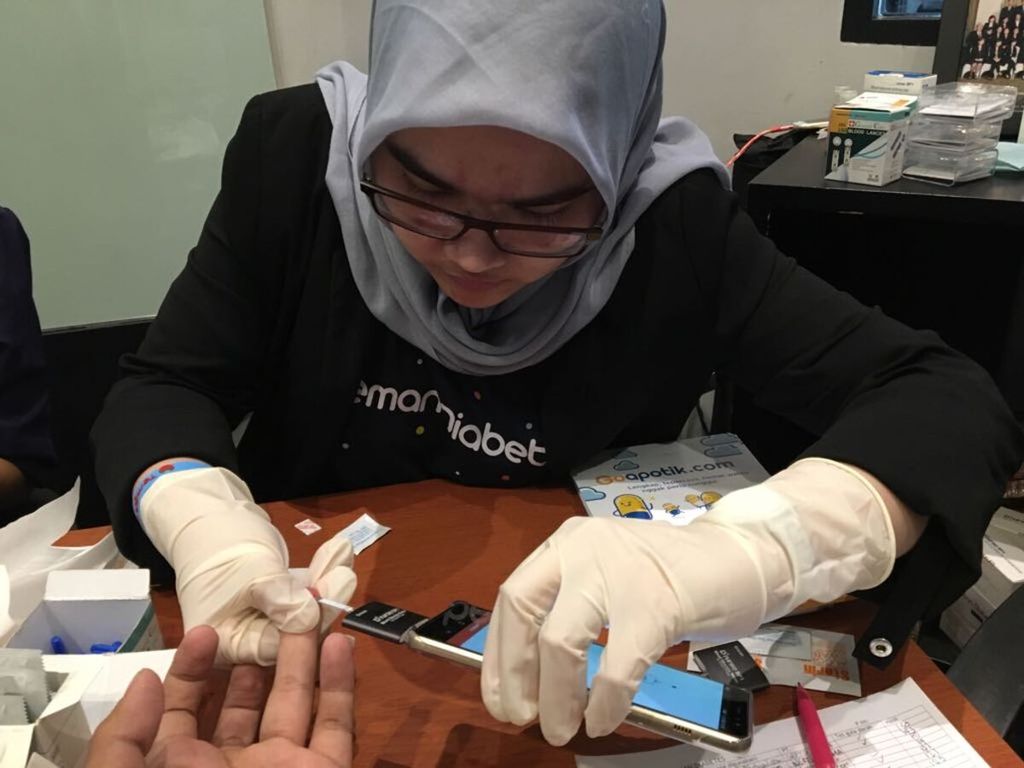Tim Teman Diabetes juga menyediakan pengecekan gula darah gratis pada acara peluncuran aplikasi di Jakarta, Agustus 2018. 