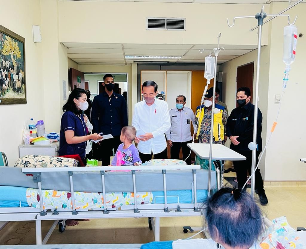Presiden Joko Widodo meninjau aktivitas pelayanan BPJS Kesehatan di Rumah Sakit Umum Daerah Arifin Achmad, Kota Pekanbaru, Riau, pada Rabu, 4 Januari 2023.