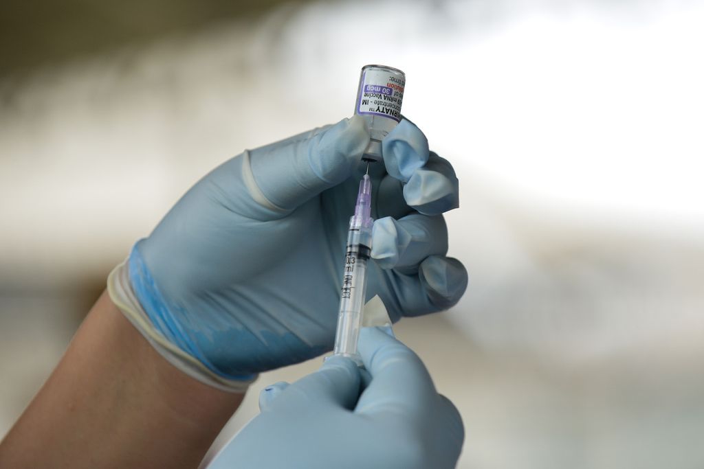 Seorang petugas kesehatan mengambil cairan vaksin Covid-19 dari vial di Rumah Tahanan Kelas 1 Cipinang, Jakarta Timur, Kamis (2/2/2023). 
