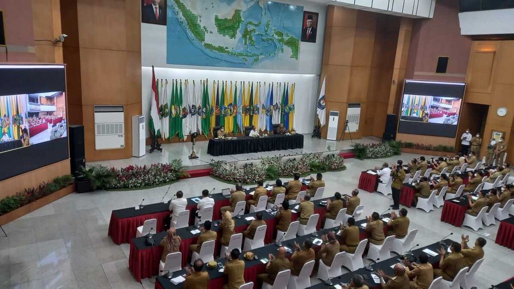 Rapat koordinasi penjabat kepala daerah di Kementerian Dalam Negeri, Jakarta, Kamis (16/6/2022). Kemendagri tengah menyiapkan aturan teknis pemilihan penjabat kepala daerah untuk gelombang selanjutnya yang dimulai pada Juli 2022.