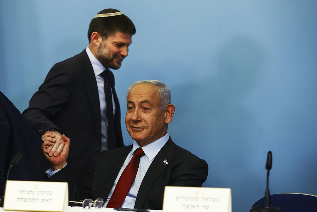 Menteri Keuangan Israel Bezalel Smotrich bersalaman dengan Perdana Menteri Israel Benjamin Netanyahu saat keduanya menggelar konferensi pers di kantor Perdana Menteri di Jerusalem, 25 Januari 2023. 