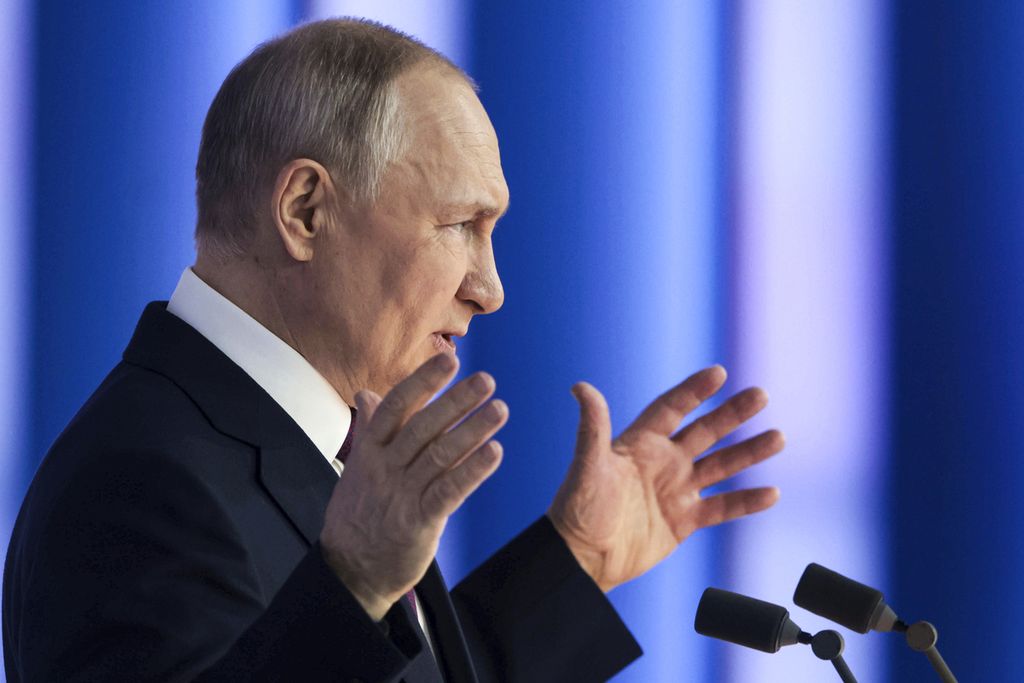 Presiden Rusia Vladimir Putin menyampaikan pidato kenegaraan di Parlemen Rusia pada 21 Februari 2023. Pada Jumat (17/3/2023), Mahkamah Kriminal Internasional mengumumkan perintah penangkapan terhadap Putin.