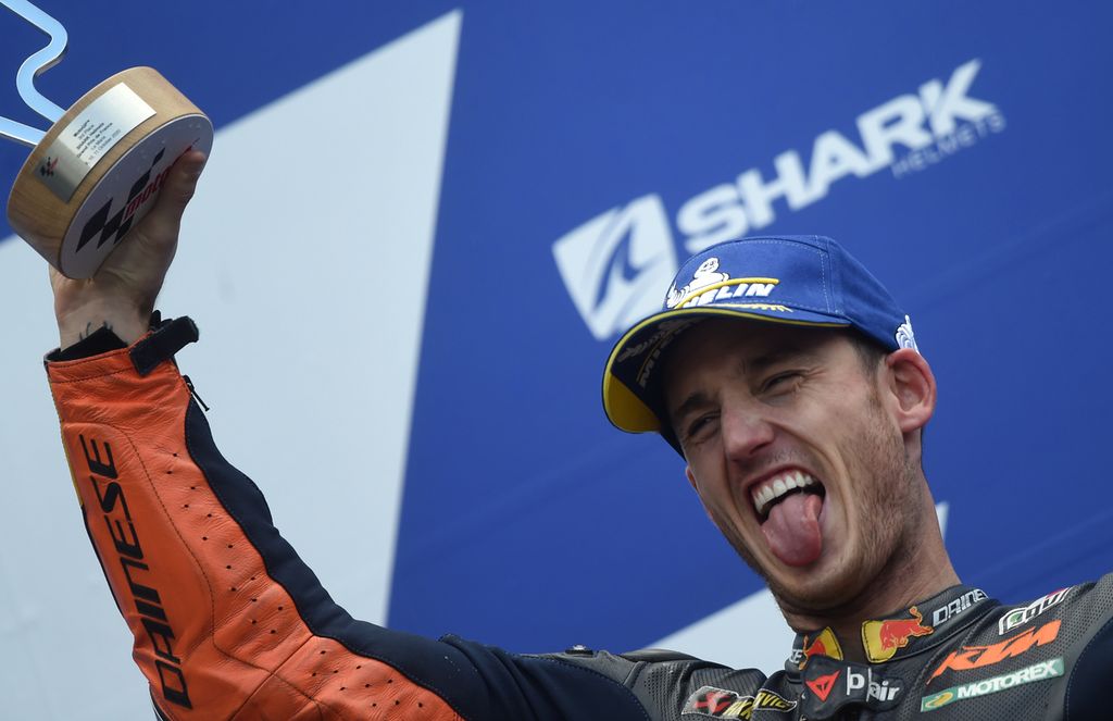 Pembalap Red Bull KTM Factory Racing, Pol Espargaro, merayakan kemenangannya di posisi ketiga dalam MotoGP seri Perancis di Sirkuit Le Mans, Senin (11/10/2020). 