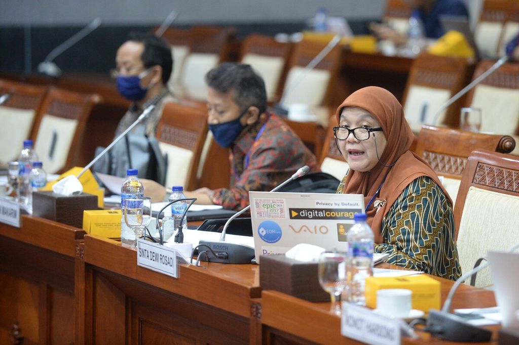 Ketua Cyber Law Center Fakultas Hukum Universitas Padjadjaran (Unpad) Sinta Dewi Rosadi berbicara dalam Rapat Dengar Pendapat Umum (RDPU) dengan Komisi I DPR untuk membahas Rancangan Undang-Undang Perlindungan Data Pribadi (RUU PDP) di Kompleks Parlemen, Jakarta, Rabu (1/7/2020).