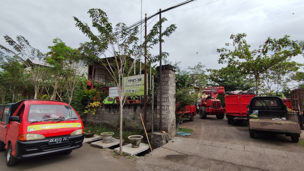 TPST-3R Desa Adat Seminyak merupakan tempat pengolahan sampah terpadu yang dimiliki Desa Adat Seminyak, Kecamatan Kuta, Kabupaten Badung, Bali. Suasana di sekitar TPST-3R Desa Adat Seminyak, Kuta, Rabu (1/6/2022).