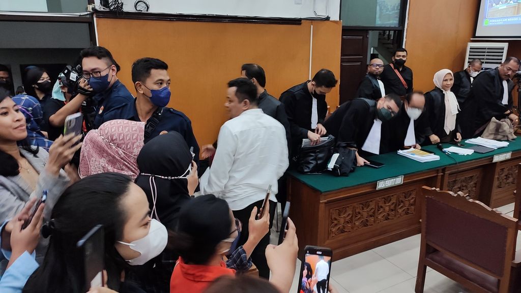 Terdakwa Kuat Ma'ruf seusai sidang dengan agenda pemeriksaan dirinya sebagai saksi di Pengadilan Negeri Jakarta Selatan, Senin (5/12/2022). 
