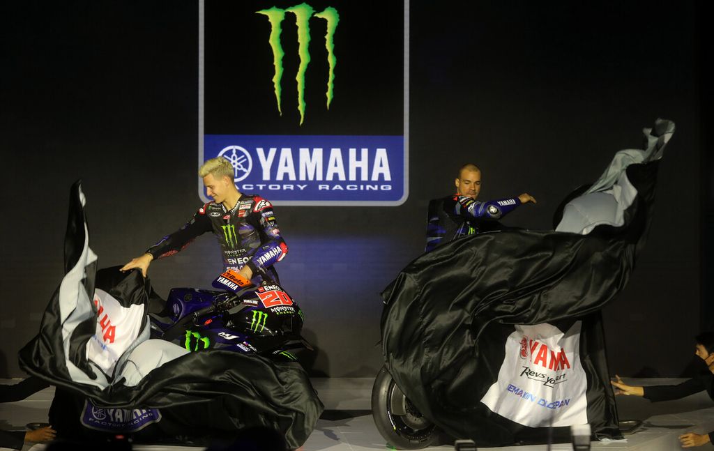 Pebalap Monster Energy Yamaha MotoGP Team, Fabio Quartararo (kiri) dan Franco Morbidelli, membuka selubung sepeda motor Yamaha YZR M1 2023 saat peluncuran perdana tampilan <i>livery</i> musim balap 2023 di Jakarta, Selasa (17/1/2023). 