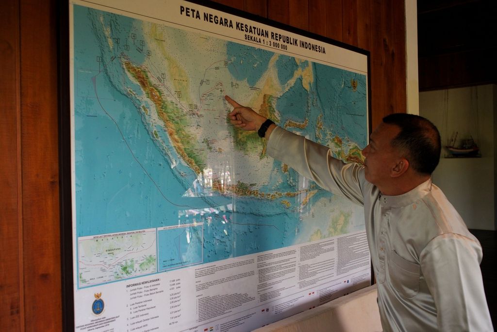 Wakil Bupati Natuna Rodhial Huda, di rumahnya di Natuna, Kepulauan Riau, saat menunjukkan lokasi zona ekonomi eksklusif Indonesia yang dinamakan Laut Natuna Utara, Kamis (9/1/2020). 