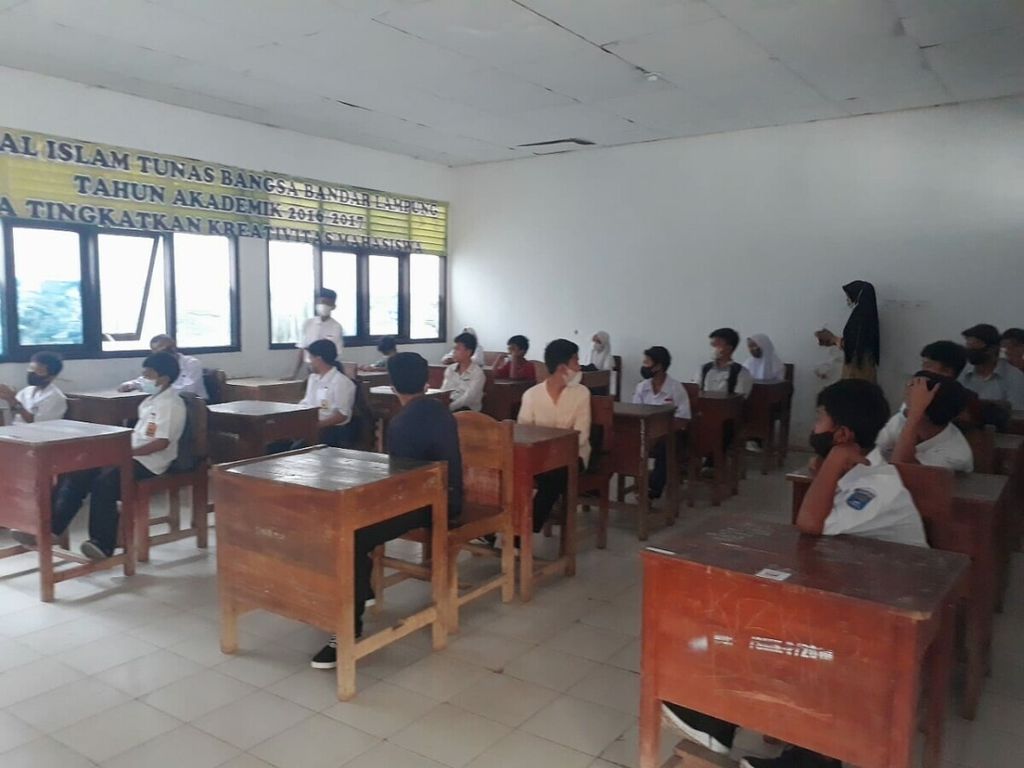 Siswa kelas VII SMP PGRI 4 Bandar Lampung memulai pembelajaran tatap muka, Senin (6/9/2021). Siswa yang sebagian besar anak-anak panti asuhan ini mendapatkan pendidikan gratis di SMP PGRI 4 Bandar Lampung, Lampung, yang masuk kategori sekolah kecil. 