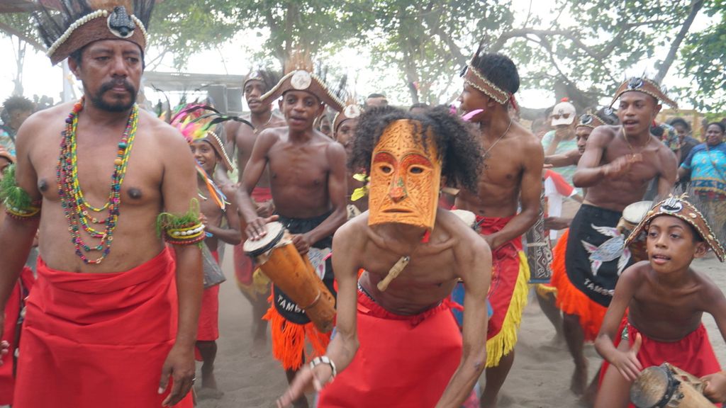 Masyarakat adat Byak Karon menari bersama dalam pembukaan acara Festival Munara Beba Byak Karon di Distrik Sausapor, Tambrauw, Papua Barat Daya, Rabu (22/3/2023). Festival ini diharapkan dapat memperkuat nilai-nilai budaya setempat.