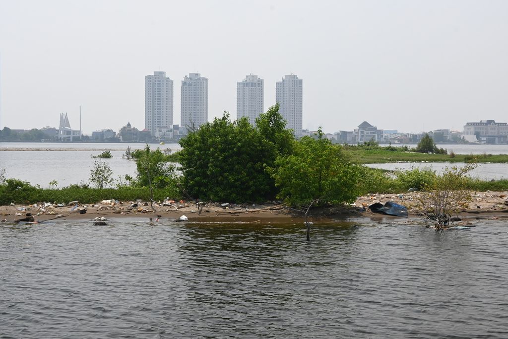Kondisi terkini kawasan Reklamasi Pulau G di Teluk Jakarta, pada Rabu (28/9/2022) pagi. Daratan pulau buatan itu perlahan tenggelam akibat abrasi. 