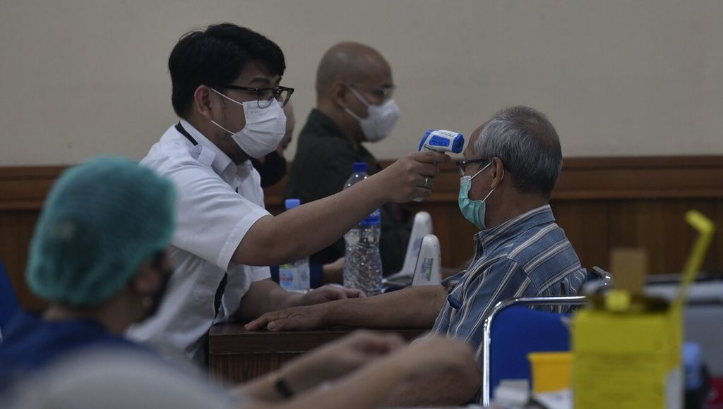 Tenaga medis memeriksa kesehatan warga lansia sebelum menerima suntikan vaksin Covid-19 penguat kedua dalam vaksinasi di Kantor Wali Kota Jakarta Pusat di Jakarta, Rabu (25/1/2023).