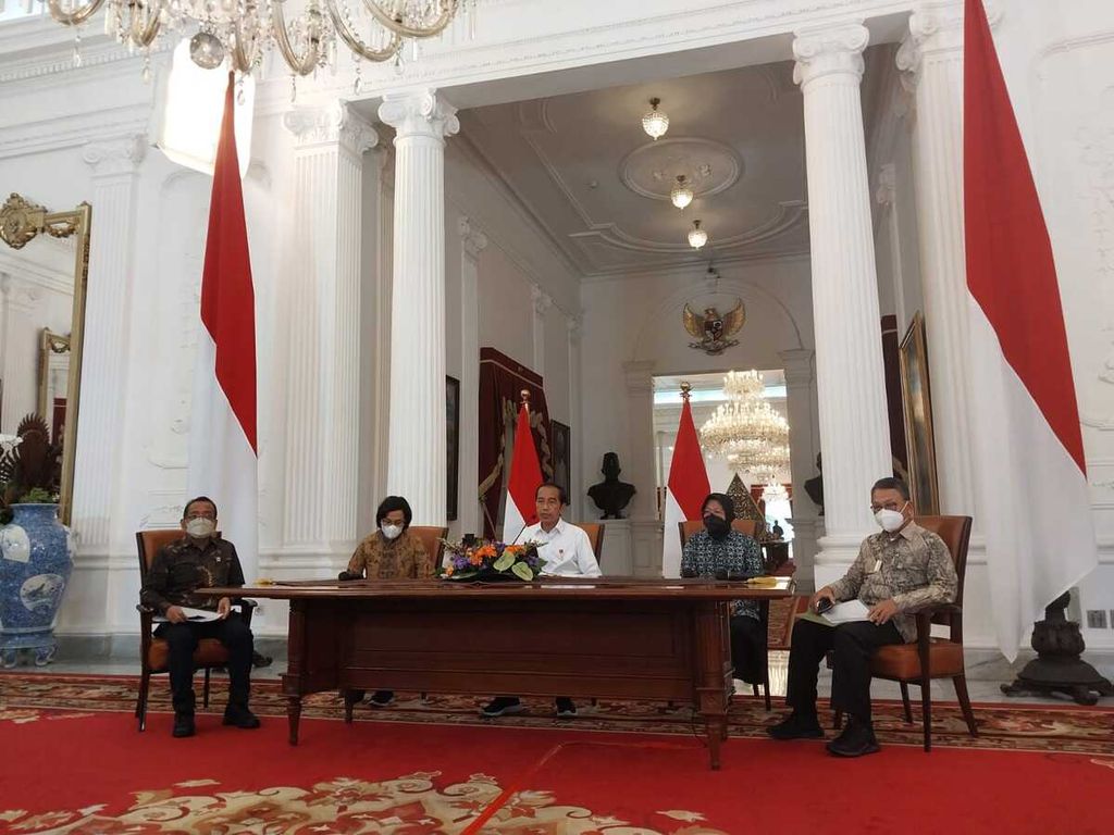Presiden Joko Widodo bersama menteri terkait menggelar konferensi pers perihal pengalihan subsidi bahan bakar minyak di Istana Merdeka, Jakarta, Sabtu (3/9/2022).