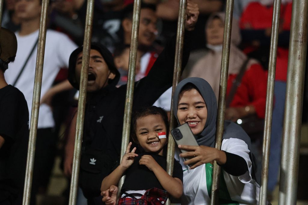 Ribuan penonton menyaksikan pertandingan antara Tim Indonesia U-16 melawan Tim Vietnam U-16 dalam laga Piala AFF U-16 di Stadion Maguwoharjo, Sleman, DI Yogyakarta, Sabtu (6/8/2022). Indonesia menang dengan skor 2-1.