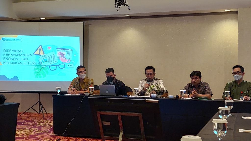 Kepala Perwakilan Bank Indonesia Provinsi Kalimantan Selatan Imam Subarkah (tengah) menyampaikan paparan dalam acara bincang bareng media di Banjarmasin, Jumat (20/5/2022).