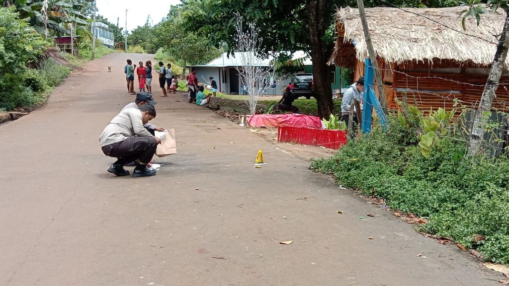 Penyidik Polresta Jayapura melakukan olah tempat kejadian perkara di lokasi meledaknya bom rakitan di samping rumah pengurus Aliansi Jurnalis Independen Indonesia, Victor Mambor, di Jayapura, Papua, Senin (23/1/2023).