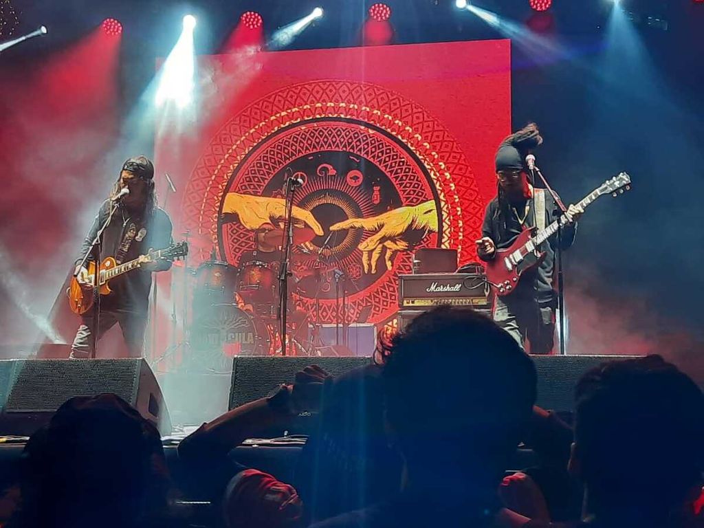 Duo maut Robi-Dankie yang merupakan motor penggerak Navicula, band grunge asal Bali, yang baru saja merilis album ke-11 mereka berjudul <i>Archipelago Rebel</i>. Navicula tampil penuh energi di Smooth Session di Hutan Kota GBK, Senayan, Sabtu (30/7/2022) malam.