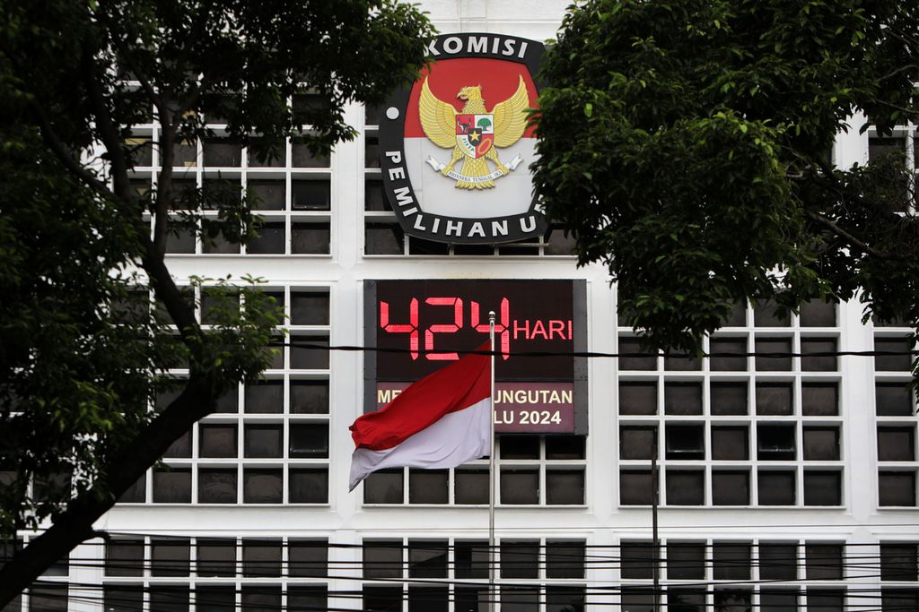 An electronic countdown board for the 2024 Election is installed at the General Election Commission (KPU) Office, Jakarta, Friday (16/12/2022).