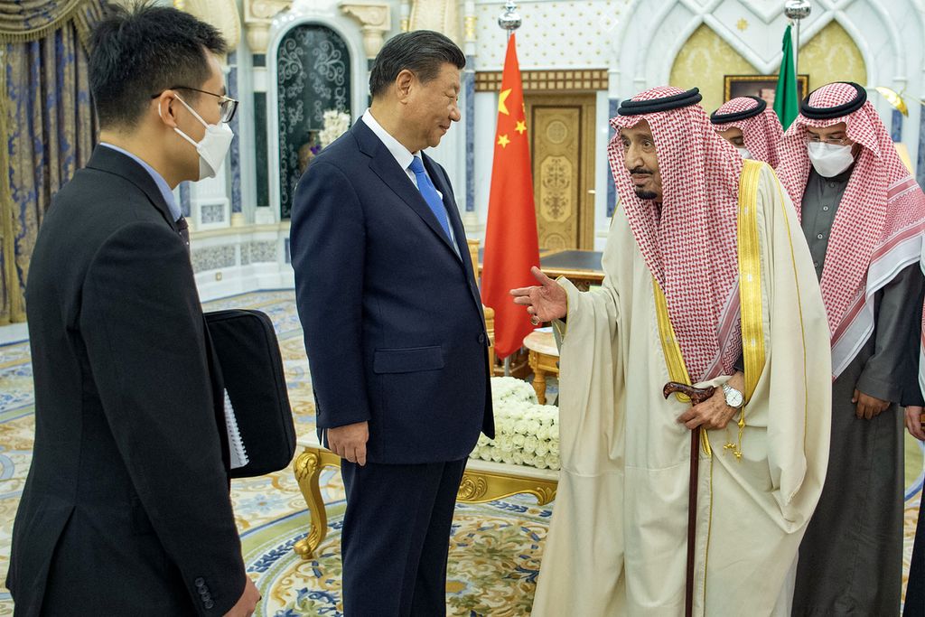 Foto yang dirilis Istana Kerajaan Arab Saudi memperlihatkan Raja Salman (tiga dari kanan) berbincang sejenak dengan Presiden China Xi Jinping usai menandatangani perjanjian kemitraan strategis komprehensif kedua negara di Riyadh, Arab Saudi, Jumat (9/12/2022).  