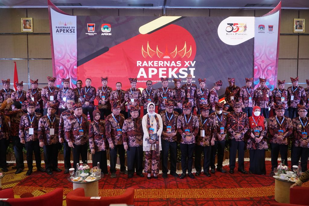 Para wali kota berfoto bersama di sela-sela Rakernas Apeksi XV di Kota Padang, Sumatera Barat, Senin (8/8/2022). Rakernas Apeksi ini digelar pada 7-10 Agustus 2022 dan diikuti oleh 95 dari 98 pemerintah kota di Indonesia.